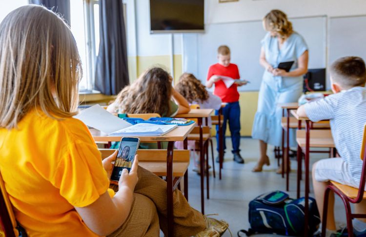 Zakaz telefonów w szkołach i przedszkolach. Sejm poparł nowe przepisy 1 - Polskie Radio Rzeszów Zakaz telefonów w szkołach i przedszkolach. Sejm poparł nowe przepisy