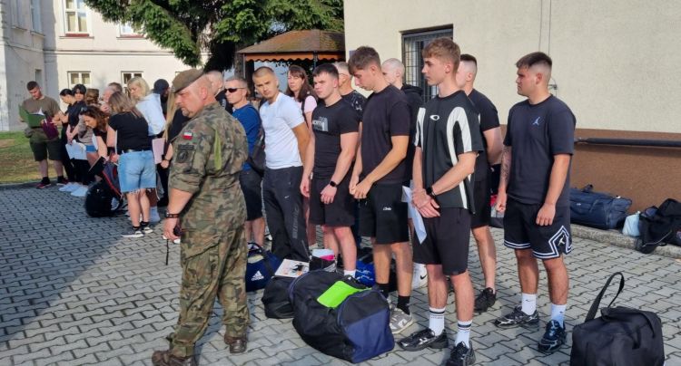 Wakacje z WOT w Przemyślu. Blisko 120 rekrutów rozpoczęło szkolenie 1 - Polskie Radio Rzeszów Wakacje z WOT w Przemyślu. Blisko 120 rekrutów rozpoczęło szkolenie