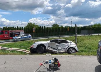 Zablokowana droga w Sadkowej Górze. Lądował śmigłowiec LPR, 63-letnia kobieta zabrana do szpitala 2 - Polskie Radio Rzeszów Zablokowana droga w Sadkowej Górze. Lądował śmigłowiec LPR, 63-letnia kobieta zabrana do szpitala
