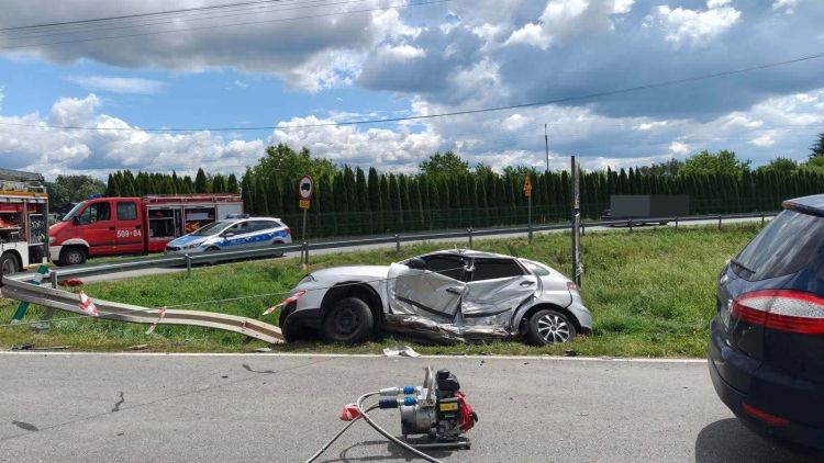Zablokowana droga w&nbsp;Sadkowej Górze. Lądował śmigłowiec LPR, 63-letnia kobieta zabrana do&nbsp;szpitala