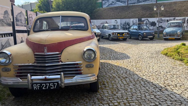 „No to jedziemy” – nowa wystawa w Jadernówce. Motoryzacyjna podróż przez historię Mielca 1 - Polskie Radio Rzeszów „No to jedziemy” – nowa wystawa w Jadernówce. Motoryzacyjna podróż przez historię Mielca
