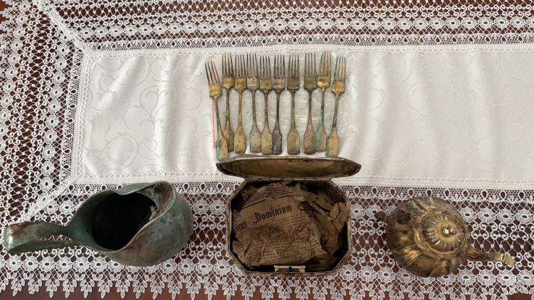 „Skarb Chorzelowski” odnaleziony po latach. Cenne srebra trafią do muzeum 1 - Polskie Radio Rzeszów „Skarb Chorzelowski” odnaleziony po latach. Cenne srebra trafią do muzeum