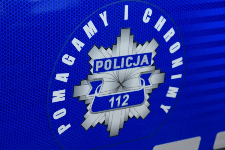 10-miesięczne dziecko zamknięte w&nbsp;samochodzie w&nbsp;Jarosławiu. Policjanci wybili szybę