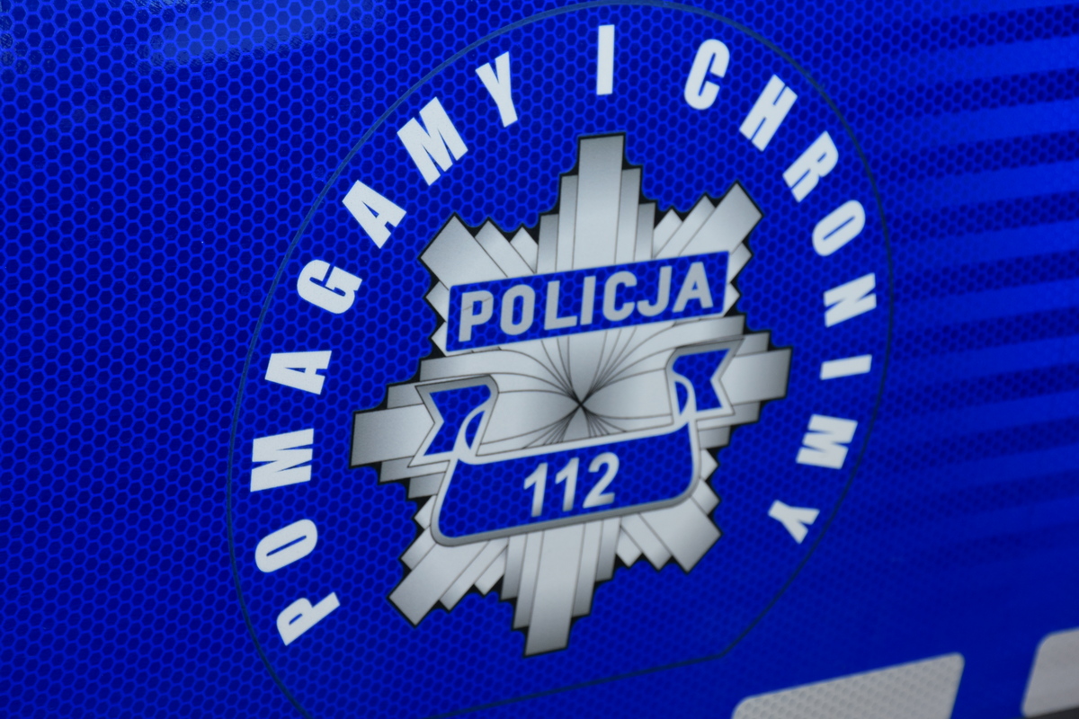 10-miesięczne dziecko zamknięte w samochodzie w Jarosławiu. Policjanci wybili szybę 23 - Polskie Radio Rzeszów 10-miesięczne dziecko zamknięte w samochodzie w Jarosławiu. Policjanci wybili szybę - Polskie Radio Rzeszów