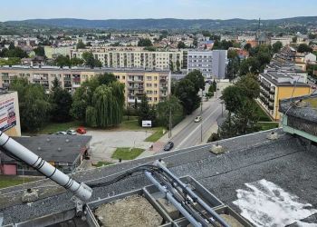 31-latek na dachu wieżowca w Jaśle. Policjanci prowadzili negocjacje z grafficiarzem 3 - Polskie Radio Rzeszów 31-latek na dachu wieżowca w Jaśle. Policjanci prowadzili negocjacje z grafficiarzem