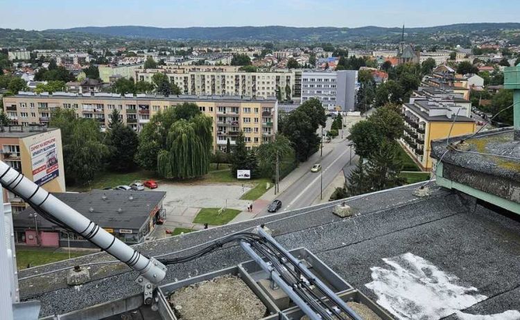 31-latek na&nbsp;dachu wieżowca w&nbsp;Jaśle. Policjanci prowadzili negocjacje z&nbsp;grafficiarzem
