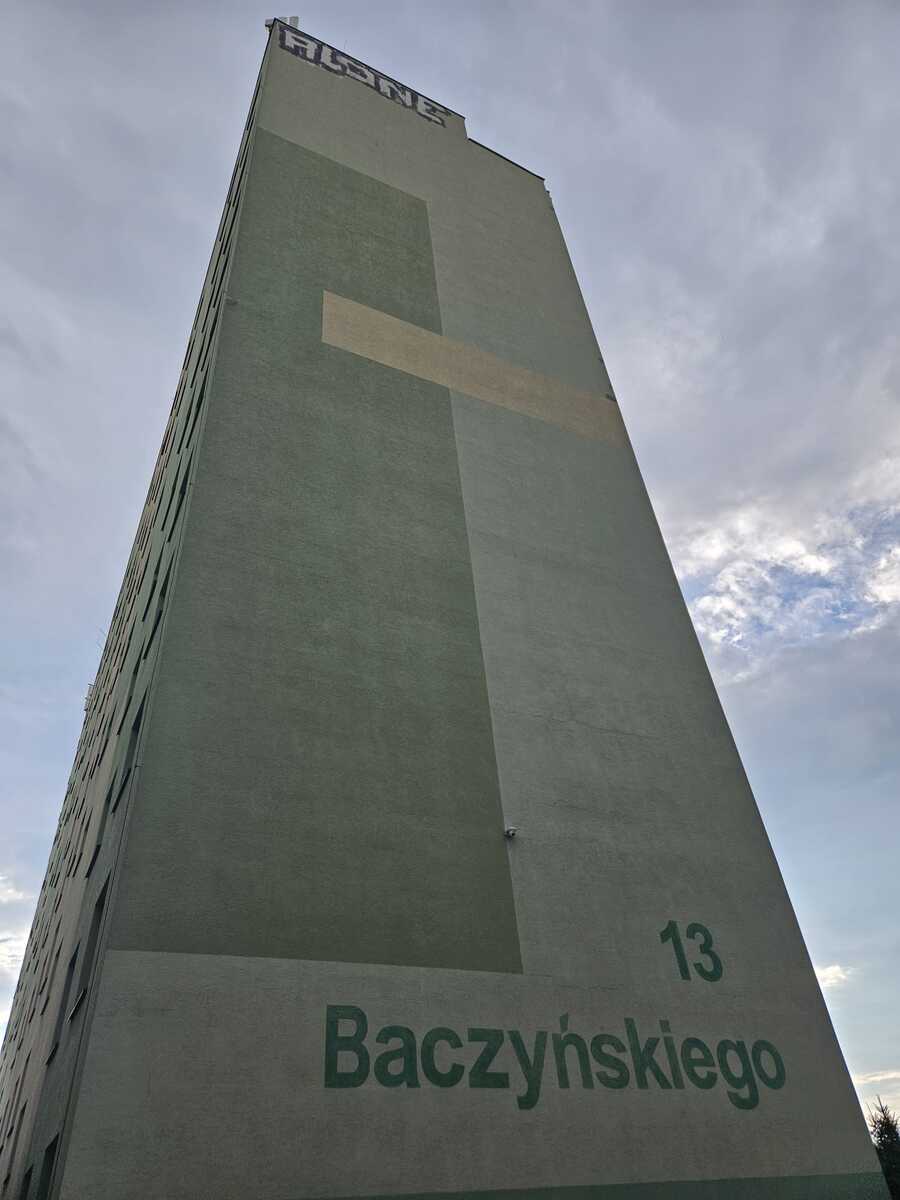 31-latek na dachu wieżowca w Jaśle. Policjanci prowadzili negocjacje z grafficiarzem - Polskie Radio Rzeszów