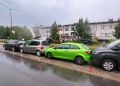 71-latek uderzył w&nbsp;cztery zaparkowane auta. Trafił do&nbsp;szpitala