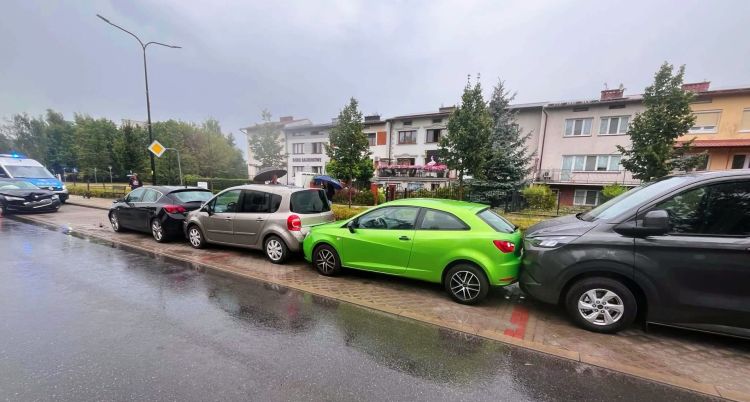 71-latek uderzył w cztery zaparkowane auta. Trafił do szpitala 1 - Polskie Radio Rzeszów 71-latek uderzył w cztery zaparkowane auta. Trafił do szpitala