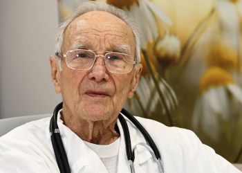 93-letni lekarz z&nbsp;Rzeszowa nadal przyjmuje pacjentów. Otrzymał tytuł „Senior z&nbsp;pasją”