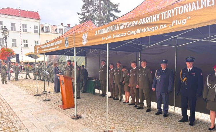 Blisko 100 ochotników złożyło przysięgę wojskową w Krośnie 1 - Polskie Radio Rzeszów Blisko 100 ochotników złożyło przysięgę wojskową w Krośnie