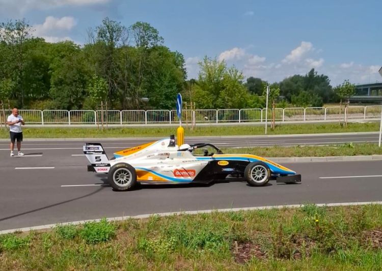 Bolid Formuły 4 na ulicach Rzeszowa. Igor Polak za kierownicą 1 - Polskie Radio Rzeszów Bolid Formuły 4 na ulicach Rzeszowa. Igor Polak za kierownicą