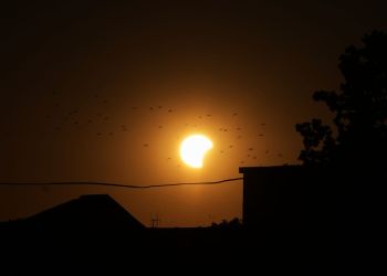 Częściowe zaćmienie Słońca nad Podkarpaciem. Tak wyglądał wyjątkowy wieczór 2 - Polskie Radio Rzeszów Częściowe zaćmienie Słońca nad Podkarpaciem. Tak wyglądał wyjątkowy wieczór