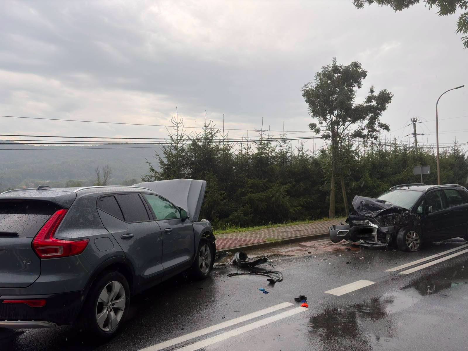 Czołowe zderzenie w Wiśniowej. Trzy osoby ranne, wprowadzono ruch wahadłowy [AKTUALIZACJA] - Polskie Radio Rzeszów