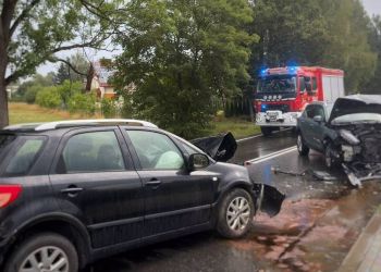 Czołowe zderzenie w&nbsp;Wiśniowej. Trzy osoby ranne, wprowadzono ruch wahadłowy [AKTUALIZACJA]