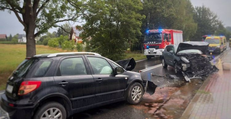 Czołowe zderzenie w&nbsp;Wiśniowej. Trzy osoby ranne, wprowadzono ruch wahadłowy [AKTUALIZACJA]
