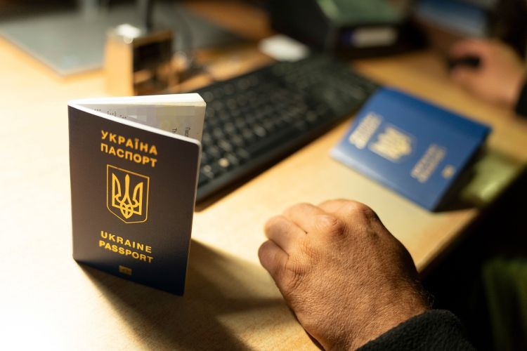 Fałszywe prawo jazdy i dwa sądowe zakazy. 39-latka wpadła na granicy w Korczowej 1 - Polskie Radio Rzeszów Fałszywe prawo jazdy i dwa sądowe zakazy. 39-latka wpadła na granicy w Korczowej