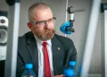 Zarzut zaprzeczania zbrodniom dla Grzegorza Brauna. Polityk nie&nbsp;przyznał się do&nbsp;winy