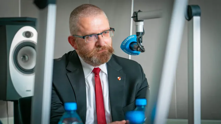 Zarzut zaprzeczania zbrodniom dla Grzegorza Brauna. Polityk nie&nbsp;przyznał się do&nbsp;winy