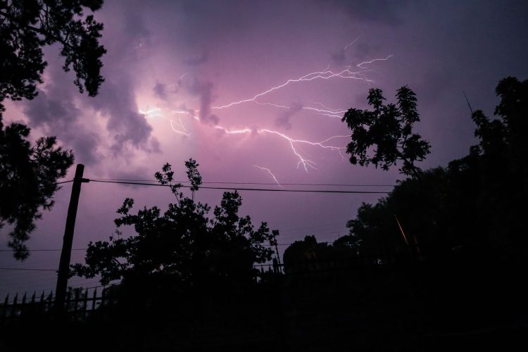 IMGW ostrzega przed&nbsp;burzami na&nbsp;Podkarpaciu. Możliwy silny wiatr i&nbsp;grad