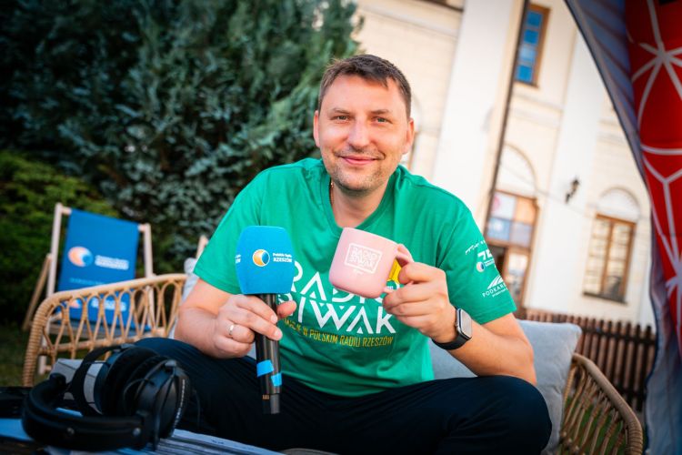 Młody raper i pszczelarz w Radiu Biwak. Pasja, muzyka i edukacja 1 - Polskie Radio Rzeszów Młody raper i pszczelarz w Radiu Biwak. Pasja, muzyka i edukacja