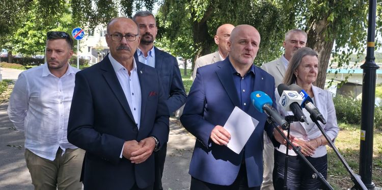 KO&nbsp;broni bibliotek pedagogicznych. Paweł Kowal zapowiada dalszą walkę