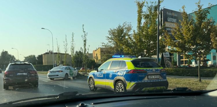 Kolizja na ul. Krakowskiej w Rzeszowie. Samochód uderzył w latarnię 1 - Polskie Radio Rzeszów Kolizja na ul. Krakowskiej w Rzeszowie. Samochód uderzył w latarnię