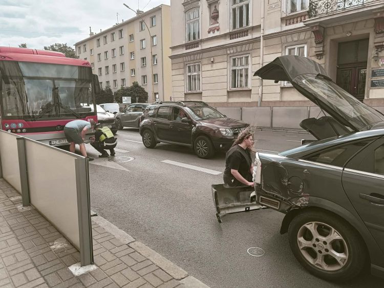 Kolizja na ul. Lisa-Kuli w Rzeszowie. Autobus uderzył w samochód 1 - Polskie Radio Rzeszów Kolizja na ul. Lisa-Kuli w Rzeszowie. Autobus uderzył w samochód