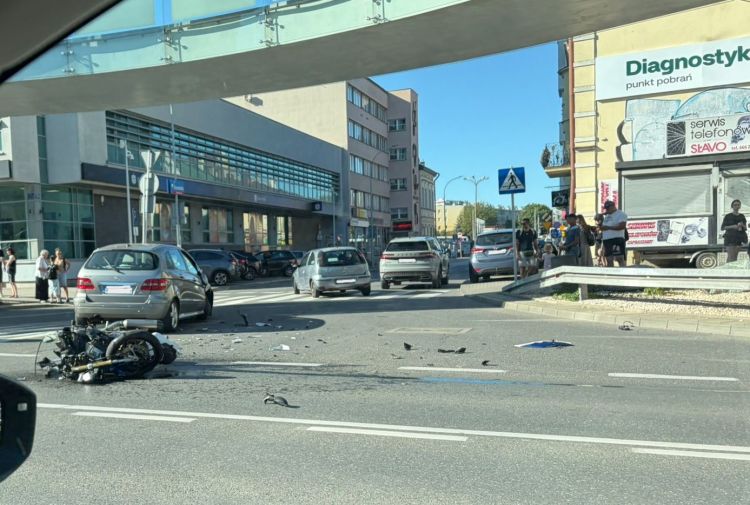 Wypadek w&nbsp;rejonie okrągłej kładki w&nbsp;Rzeszowie. Motocyklista ranny [AKTUALIZACJA]