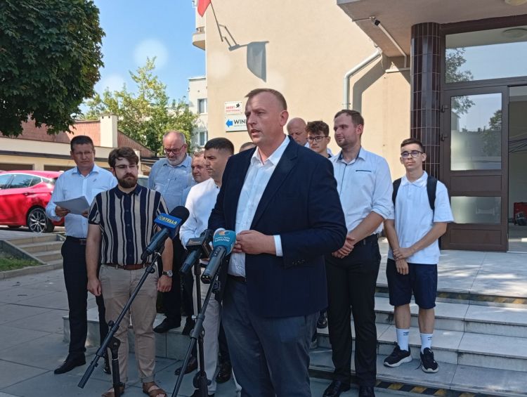Konfederacja chce, by nowy most w Stalowej Woli nosił imię ks. Tadeusza Isakowicza-Zaleskiego 1 - Polskie Radio Rzeszów Konfederacja chce, by nowy most w Stalowej Woli nosił imię ks. Tadeusza Isakowicza-Zaleskiego