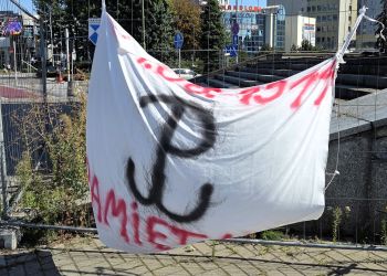 Mieszkańcy Rzeszowa chcą usunięcia transparentu przy Pomniku Czynu Rewolucyjnego