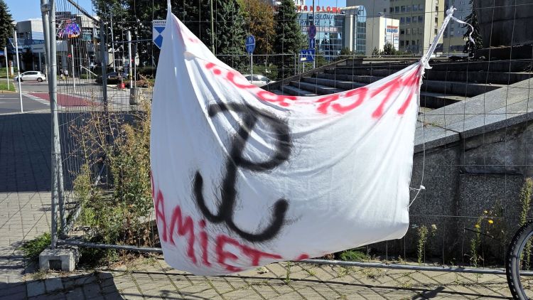 Mieszkańcy Rzeszowa chcą usunięcia transparentu przy Pomniku Czynu Rewolucyjnego 1 - Polskie Radio Rzeszów Mieszkańcy Rzeszowa chcą usunięcia transparentu przy Pomniku Czynu Rewolucyjnego