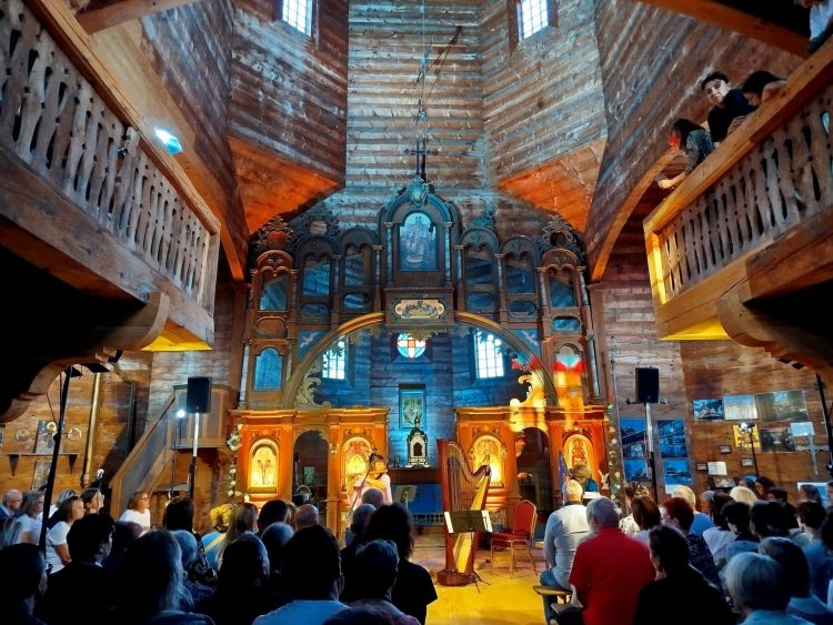 Muzyka zabrzmiała w zabytkowej cerkwi w Bystrem. Koncert „Cztery Struny Świata” 1 - Polskie Radio Rzeszów Muzyka zabrzmiała w zabytkowej cerkwi w Bystrem. Koncert „Cztery Struny Świata”