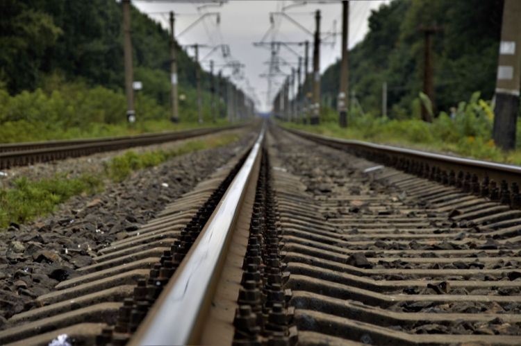 Nietrzeźwy 75-latek wtargnął pod&nbsp;pociąg na&nbsp;dworcu w&nbsp;Czarnej