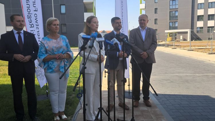 Nowe inwestycje w Stalowej Woli. Minister Funduszy i Polityki Regionalnej odwiedziła miasto 1 - Polskie Radio Rzeszów Nowe inwestycje w Stalowej Woli. Minister Funduszy i Polityki Regionalnej odwiedziła miasto