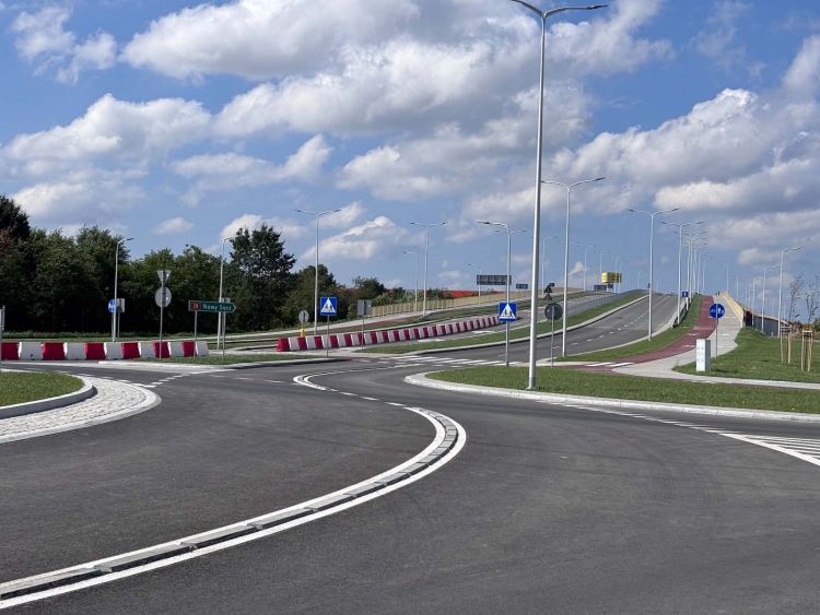 Nowy wiadukt i rondo w Krośnie. Kierowcy mogą już korzystać z inwestycji 1 - Polskie Radio Rzeszów Nowy wiadukt i rondo w Krośnie. Kierowcy mogą już korzystać z inwestycji