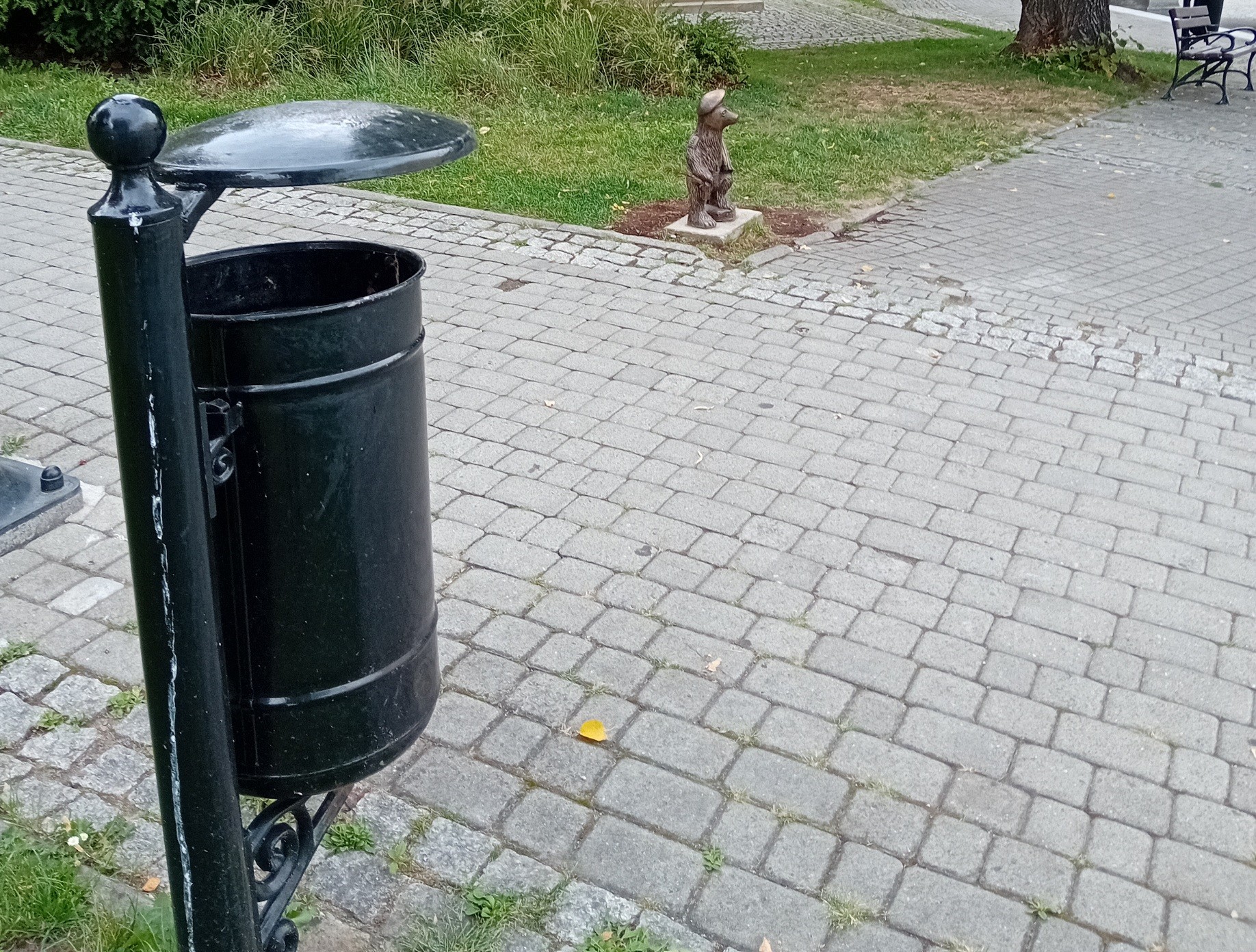 Pomarańczowe kosze znikają z Przemyśla. Miasto wymienia je na czarne 3 - Polskie Radio Rzeszów Pomarańczowe kosze znikają z Przemyśla. Miasto wymienia je na czarne - Polskie Radio Rzeszów