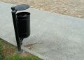 Pomarańczowe kosze znikają z&nbsp;Przemyśla. Miasto wymienia je&nbsp;na&nbsp;czarne