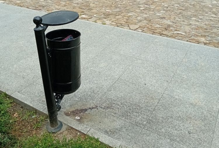 Pomarańczowe kosze znikają z Przemyśla. Miasto wymienia je na czarne 1 - Polskie Radio Rzeszów Pomarańczowe kosze znikają z Przemyśla. Miasto wymienia je na czarne