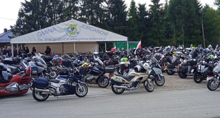 Motocykliści znów jadą śladami historii. Rozpoczął się 10. rajd edukacyjny 1 - Polskie Radio Rzeszów Motocykliści znów jadą śladami historii. Rozpoczął się 10. rajd edukacyjny