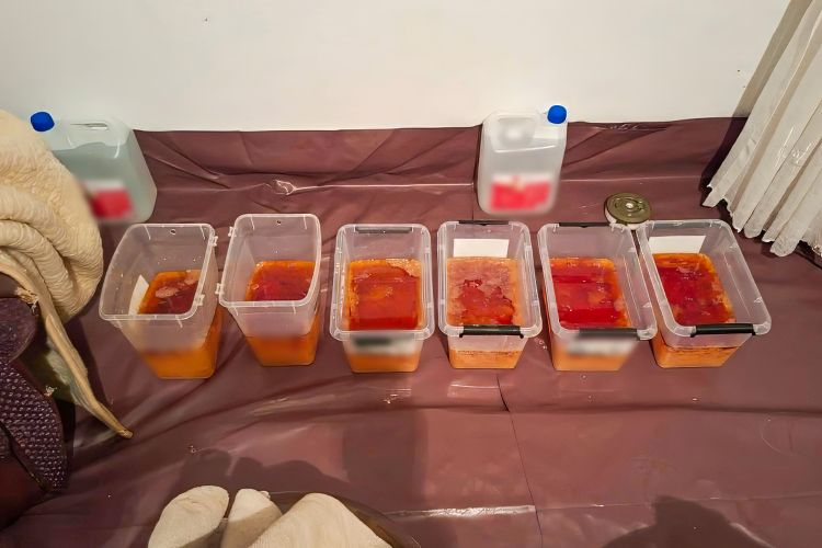 Ponad 28 kg mefedronu zabezpieczone w powiecie dębickim. Trzech podejrzanych w areszcie 1 - Polskie Radio Rzeszów Ponad 28 kg mefedronu zabezpieczone w powiecie dębickim. Trzech podejrzanych w areszcie