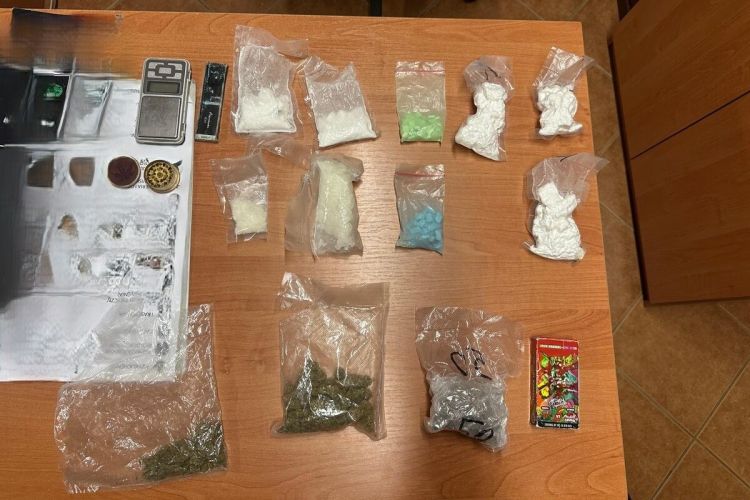 Prawie 350 gramów amfetaminy i tabletki ecstasy. Nastolatek trafił do aresztu 1 - Polskie Radio Rzeszów Prawie 350 gramów amfetaminy i tabletki ecstasy. Nastolatek trafił do aresztu