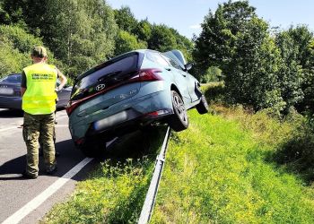 Samochód zjechał z drogi w Brzegach Górnych. Nikt nie ucierpiał 2 - Polskie Radio Rzeszów Samochód zjechał z drogi w Brzegach Górnych. Nikt nie ucierpiał