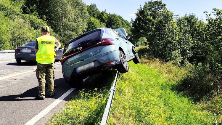 Samochód zjechał z drogi w Brzegach Górnych. Nikt nie ucierpiał 1 - Polskie Radio Rzeszów Samochód zjechał z drogi w Brzegach Górnych. Nikt nie ucierpiał