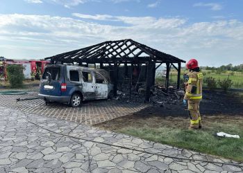 Strażacy gasili pożar garażu w&nbsp;Strzegocicach. Spłonęło auto