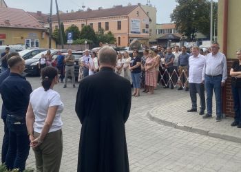 Strzyżów oddał hołd ofiarom wypadku autokaru na Węgrzech 2 - Polskie Radio Rzeszów Strzyżów oddał hołd ofiarom wypadku autokaru na Węgrzech