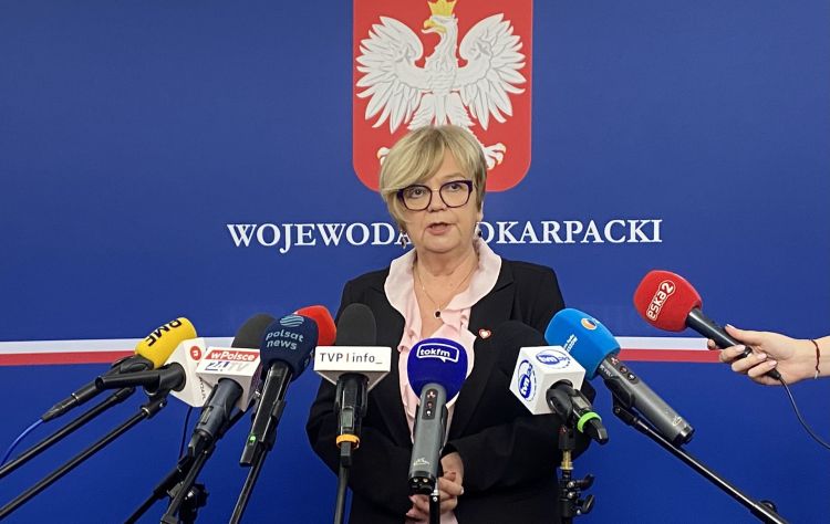 Tragedia na&nbsp;Węgrzech. Wojewoda ostrzega rodziny przed&nbsp;telefonami od&nbsp;oszustów