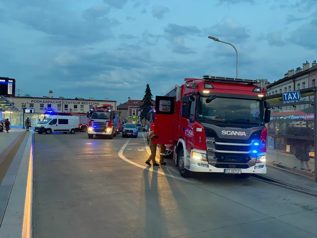 Utrudnienia na stacji Rzeszów Główny. Służby sprawdzają podejrzany bagaż [VIDEO] - Polskie Radio Rzeszów