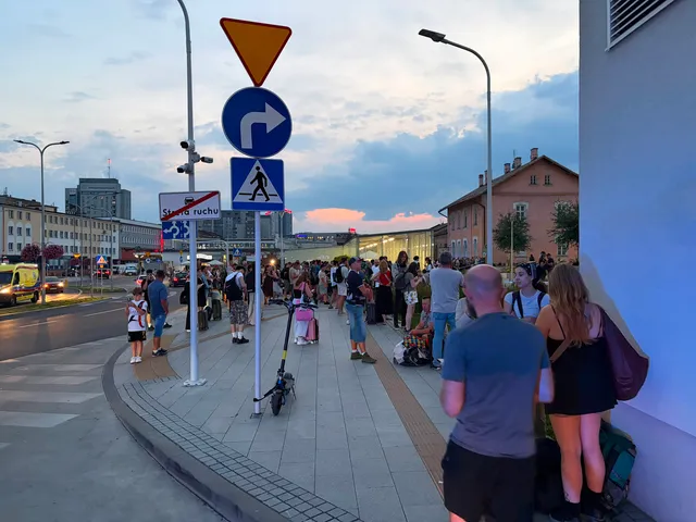 Utrudnienia na stacji Rzeszów Główny. Służby sprawdzają podejrzany bagaż [VIDEO] - Polskie Radio Rzeszów