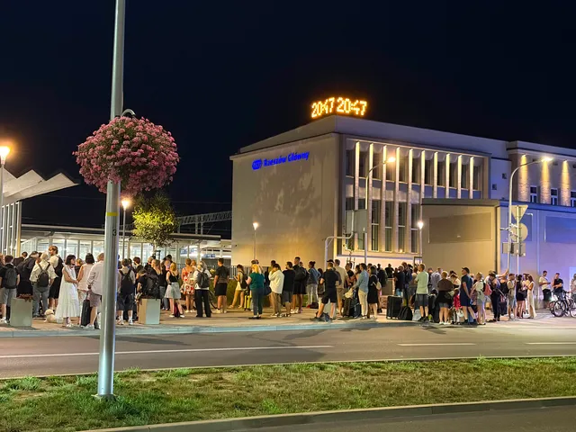 [AKTUALIZACJA] Dworzec Rzeszów Główny odblokowany. Ruch pociągów przywrócony [VIDEO] - Polskie Radio Rzeszów